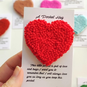 Un abrazo de bolsillo sincero: un dulce recordatorio de amor y consuelo / un gesto que rompe la distancia / un alegre estímulo / regalos para pensar en ti