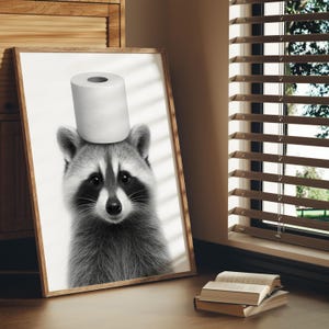 Divertente stampa da parete per bagno con procione, stampa su carta igienica, decorazione in bianco e nero, regalo per lui o per lei, arte incorniciata per il bagno di servizio