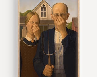 Op de afbeelding: Een ingelijste prent van het iconische schilderij "American Gothic". Het kunstwerk toont een man en een vrouw, beiden met hun ogen gesloten en handen die hun neus bedekken. De man houdt een hooivork vast. Een huis en een schuur staan op de achtergrond.
