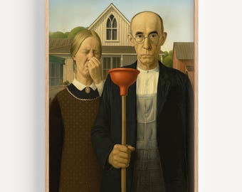 Puede incluir: Una impresión enmarcada de la parodia de "American Gothic", que representa a un hombre con un desatascador rojo y una mujer cubriéndose la nariz. La obra de arte está ambientada en un telón de fondo de una casa y edificios de granja, con un marco de madera.