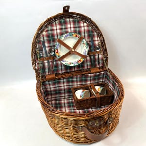 Vintage Half Moon Wicker Picnic Basket for Two – Plates, Cups & Cutlery Set