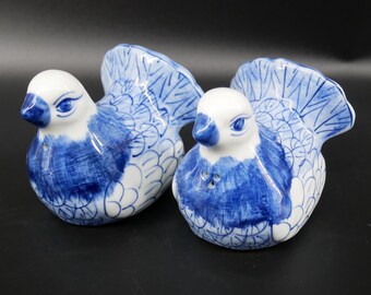 Mid-Century Vintage-Keramik mit blauem Vogel, Salz- und Pfefferstreuer - handbemaltes Geschirr aus den 1970er Jahren