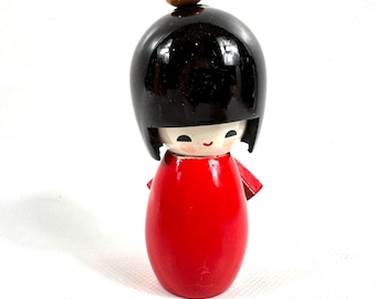 Muñeca Kokeshi japonesa vintage: figura de madera pintada a mano, kimono rojo, 13 cm