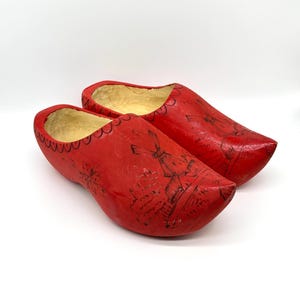 Alte holländische Holzschuhe - handbemalte rote Volkskunst-Schuhe mit Windmühlenmotiv