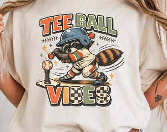 Stagione di T-Ball con procione PNG, design carino per maglietta da baseball, download digitale per T-Ball per bambini, maglietta sportiva retrò, pipistrello animale dei cartoni animati