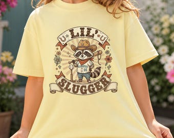 LIL SLUGGER Raccoon Baseball PNG, design rustico da cowboy western per maglietta, sublimazione sportiva per bambini, grafica di un simpatico procione