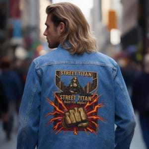 Jaqueta jeans com estampa de punho do Street Titan | Patch nas costas - Design urbano