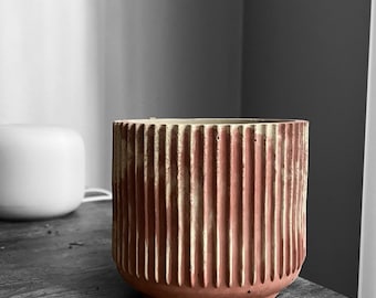 Plant pots with ridges handmade in the color clay red