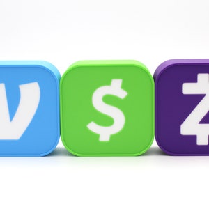 Puede incluir: Tres bloques coloridos con letras blancas que deletrean "V $ Z". Los bloques son azules, verdes y morados.