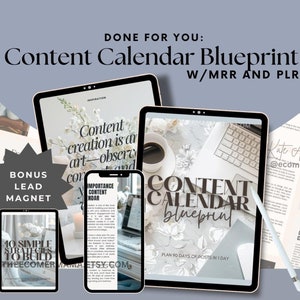 Puede incluir: Un recurso de marketing digital para crear un calendario de contenido. La imagen muestra tres dispositivos digitales, una tableta, una computadora portátil y un teléfono inteligente, cada uno mostrando un plan de calendario de contenido. El texto en los dispositivos dice "Content Calendar Blueprint" y "Plan 90 Days of Posts in 1 Day".