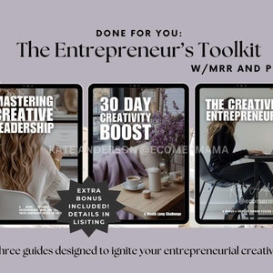 Może przedstawiać: Trzy cyfrowe przewodniki dla przedsiębiorców: Opanowanie kreatywnego przywództwa, 30-dniowy zastrzyk kreatywności i Kreatywny przedsiębiorca. Przewodniki są wyświetlane na tabletach z jasnym tłem i przedstawiają kobietę pracującą przy laptopie.