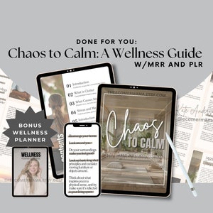 Puede incluir: Una maqueta de producto digital que presenta una guía de bienestar titulada "Chaos to Calm: A Wellness Guide" con el texto "How to Live Calm, Clear, and Confident!" La guía se muestra en una tableta con un lápiz blanco a su lado. La guía está diseñada con una estética minimalista y presenta una imagen relajante de una habitación con suelo de madera y una gran ventana.