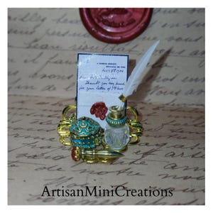 Accesorio de escritorio hecho a mano en miniatura para casa de muñecas a escala 1:12: tintero dorado único con tintero, pluma, bote, sello de cera y letras.