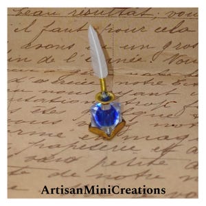Accesorio de escritorio hecho a mano en miniatura para casa de muñecas, escala 1:12: Tintero/tintero único con pluma de escribir.