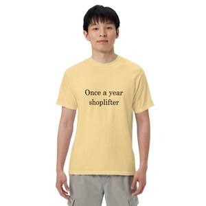 Einmal im Jahr Ladendieb Lustiges T-Shirt - Lustiges Zitat T-Shirt - Einzigartiges Shirt - Unisex Geschenk für Freund
