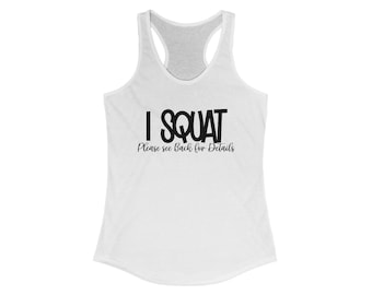 Puede incluir: Camiseta sin mangas blanca con el texto "I SQUAT" en letras negras en negrita. Debajo del texto está la frase "Please see Back for Details" en cursiva. La camiseta sin mangas tiene cuello redondo y diseño de espalda deportiva.