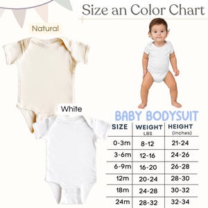 Puede incluir: Un body para beb&eacute; en colores natural y blanco. La imagen incluye una tabla de tallas y colores con talla, peso en libras y altura en pulgadas. La tabla va de 0-3 meses a 24 meses.