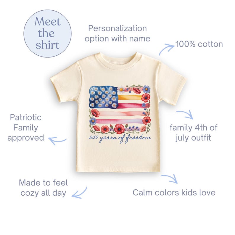 Puede incluir: Camiseta color crema con un dise&ntilde;o de bandera americana en acuarela y detalles florales. La bandera incluye estrellas de margaritas azules, rayas rojas y rosas, y el texto "250 years of freedom". 100% algod&oacute;n.