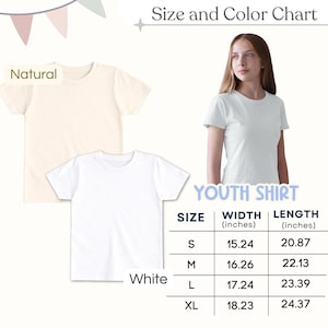 Puede incluir: Una camiseta juvenil blanca y color natural, con una tabla de tallas y colores. La tabla muestra las medidas en pulgadas para las tallas S, M, L y XL. Una persona lleva una camiseta blanca.