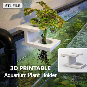 Puede incluir: Un soporte blanco para plantas de acuario impreso en 3D con una abertura circular para sujetar una planta. El soporte está diseñado para colgarse del borde de un acuario. La imagen incluye el texto "3D PRINTABLE Aquarium Plant Holder" y "STL FILE".