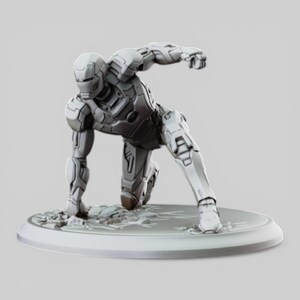 K&ouml;nnte beinhalten: Grau-wei&szlig;e Figur eines Superhelden in dynamischer Pose, kniend auf einer kreisf&ouml;rmigen Basis. Die Figur ist mit r&uuml;stungs&auml;hnlichen Platten detailliert und vor einem neutralen Hintergrund platziert. Die Basis hat ein strukturiertes, rissiges Aussehen.