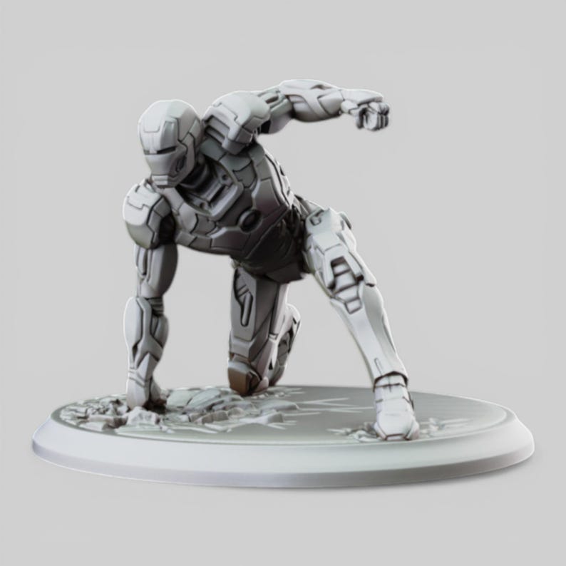 K&ouml;nnte beinhalten: Grau-wei&szlig;e Figur eines Superhelden in dynamischer Pose, kniend auf einer kreisf&ouml;rmigen Basis. Die Figur ist mit r&uuml;stungs&auml;hnlichen Platten detailliert und vor einem neutralen Hintergrund platziert. Die Basis hat ein strukturiertes, rissiges Aussehen.