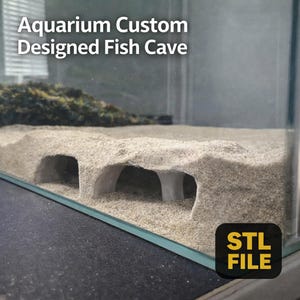 Puede incluir: Una cueva para peces diseñada a medida para acuarios. La estructura presenta una textura arenosa con aberturas arqueadas, proporcionando refugio para la vida acuática. El texto "Aquarium Custom Designed Fish Cave" es visible.