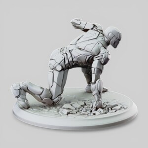 K&ouml;nnte beinhalten: Graue, futuristisch aussehende Figur einer humanoiden Gestalt in kniender Pose. Die Figur ist mit segmentierter Panzerung detailliert und steht auf einer kreisf&ouml;rmigen Basis mit zerbrochener Oberfl&auml;che.