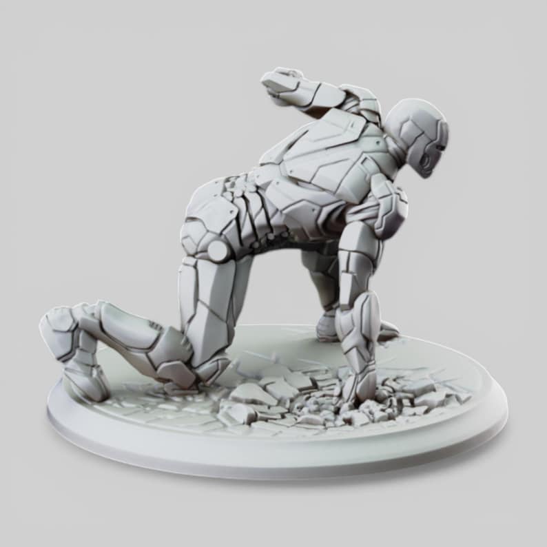 K&ouml;nnte beinhalten: Graue, futuristisch aussehende Figur einer humanoiden Gestalt in kniender Pose. Die Figur ist mit segmentierter Panzerung detailliert und steht auf einer kreisf&ouml;rmigen Basis mit zerbrochener Oberfl&auml;che.
