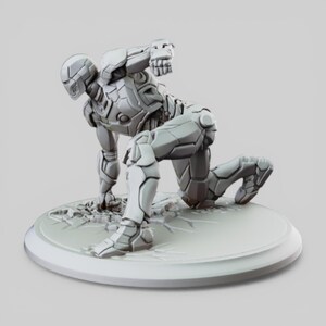 K&ouml;nnte beinhalten: Eine graue, bewegliche Roboterfigur in kniender Pose, auf einer kreisf&ouml;rmigen Basis. Der Roboter hat detaillierte Panzerplatten und ist so positioniert, als w&auml;re er in Bewegung. Die Basis hat eine strukturierte Oberfl&auml;che, die eine Kampfszene andeutet.