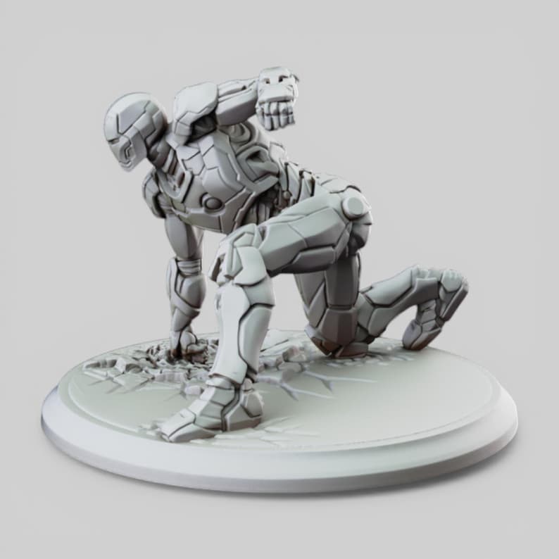 K&ouml;nnte beinhalten: Eine graue, bewegliche Roboterfigur in kniender Pose, auf einer kreisf&ouml;rmigen Basis. Der Roboter hat detaillierte Panzerplatten und ist so positioniert, als w&auml;re er in Bewegung. Die Basis hat eine strukturierte Oberfl&auml;che, die eine Kampfszene andeutet.