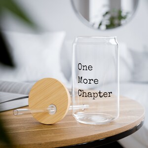 One More Kapitel Dosenförmiges Glas mit Bambusdeckel und Strohhalm, süße Eiskaffeetasse, 16 Unzen Glas, Geschenk für sie, Bücherwurm Geschenke, Bücherwurm Geschenk