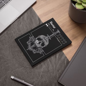 Könnte beinhalten: Schwarzweiß-Illustration eines Schädels mit einem Schwert, das ihn durchstößt, umgeben von Rosen. Das Bild ist auf schwarzem Hintergrund mit weißem Text, der "Review" sagt, und hat ein Fünf-Sterne-Bewertungssystem.