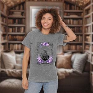 読書好きのスケルトンTシャツ、ユニセックスミネラルウォッシュTシャツ、かわいい本好きのアイテム、愛書家向けアパレル