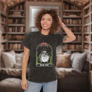 読書好きのスケルトンTシャツ、ユニセックスミネラルウォッシュTシャツ、かわいい本好きのアイテム、愛書家向けアパレル
