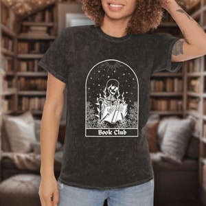 読書好きのスケルトンTシャツ、ユニセックスミネラルウォッシュTシャツ、かわいい本好きのアイテム、愛書家向けアパレル