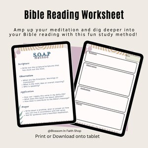 Puede incluir: Una hoja de trabajo de lectura de la Biblia imprimible con un fondo rosa claro y acentos dorados. La hoja de trabajo se titula "Bible Reading Worksheet" y presenta el acrónimo "SOAP" para Escritura, Observación, Aplicación y Oración. La hoja de trabajo está diseñada para ayudar a las personas a estudiar la Biblia más profundamente.