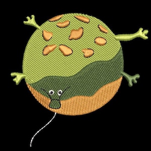 Könnte beinhalten: Gesticktes Design einer runden, cartoonartigen Kreatur mit grünem Körper, orangefarbenen Akzenten und kleinen Armen und Beinen. Die Kreatur hat ein lächelndes Gesicht und eine weiße Schnur, vor schwarzem Hintergrund.