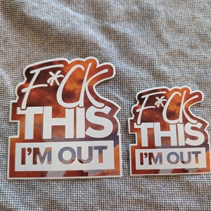 Op de afbeelding: Twee stickers met de tekst "F*ck This I'm Out". De stickers hebben een witte letter met een bruin en oranje achtergrond die lijkt op een zonsondergang. De stickers hebben verschillende formaten en zijn geplaatst op een grijs patroon.