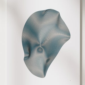 Op de afbeelding: Abstracte kunstprint met een blauw en wit swirlend ontwerp op een witte achtergrond.