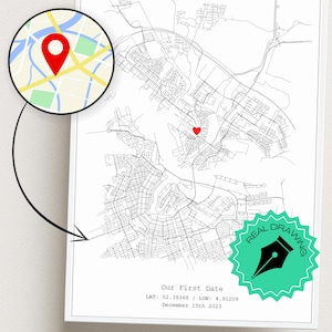 Può includere: Stampa di mappa in bianco e nero con un cuore rosso che indica una posizione. Un inserto circolare mostra una mappa con un indicatore rosso. Il testo "Our First Date" è in basso, con le coordinate e la data 15 dicembre 2023. Un adesivo turchese dice "Real Drawing".