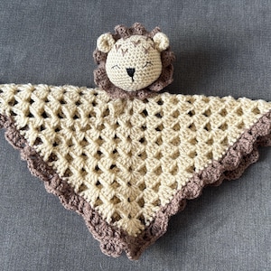 Conjunto de mordedor/sonajero y etiqueta para bebé tejido a mano