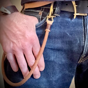 Cordón largo para billetera • Correa de cuero curtido vegetal italiano • Correa de cuero para billetera • Cadena para billetera • Herrajes de latón macizo • EDC • Artículo hecho a mano