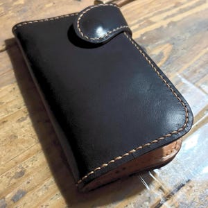 Cartera de motociclista 005 • Cuero estilo inglés Bridle (Wickett & Craig) • Cuatro ranuras para tarjetas • Bolsillo grande con cremallera • Cartera de camionero tradicional • Hecha a mano