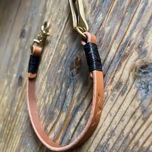Handgefertigtes Schlüsselband • Italienisches pflanzengefärbtes Leder • Leine • Kette • Massive Messing-Hardware • EDC • Handgefertigtes Produkt