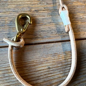 Handgefertigtes Schlüsselband • Italienisches pflanzengefärbtes Leder • Leine • Kette • Massive Messing-Hardware • EDC • Handgefertigtes Produkt