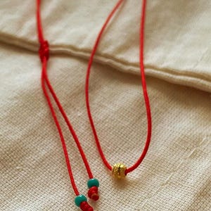 Collar de cuentas chapado en oro de 18 quilates con cordón rojo o negro – Gargantilla minimalista ajustable