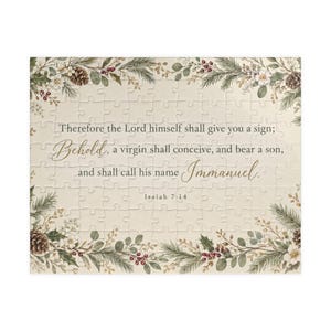 Puede incluir: Un rompecabezas rectangular con fondo crema y un borde de ramas de pino, hojas de acebo, bayas rojas y piñas. El texto dice: Therefore the Lord himself shall give you a sign; Behold, a virgin shall conceive, and bear a son, and shall call his name Immanuel. Isaiah 7:14.