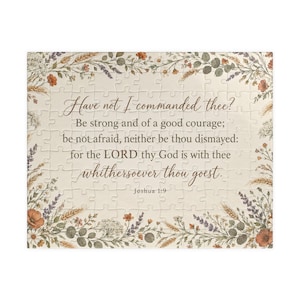 Puede incluir: Un rompecabezas rectangular con un fondo de color crema y un borde de flores silvestres, trigo y vegetación. El centro muestra el texto: Have not I commanded thee? Be strong and of a good courage; be not afraid, neither be thou dismayed: for the LORD thy God is with thee whithersoever thou goest. Joshua 1:9.