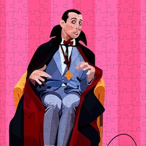 以下が含まれることがあります： 吸血鬼に扮したピーウィー・ハーマンのデジタルイラスト。彼は赤いマントを着て、黄色のアームチェアに座り、カボチャのバケツを持っている。画像の下部には緑色の文字で「ピーウィー・ハーマン」と書かれている。